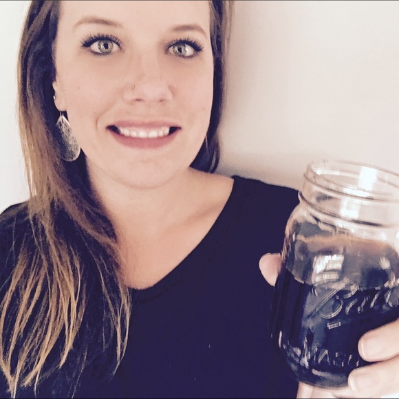 Meet your Posher, Amanda - Picture 1 of 4